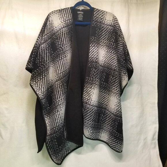 Nicole Miller Plaid B&W Fleece Shawl Wrap Cape Coat - Picture 1 of 3